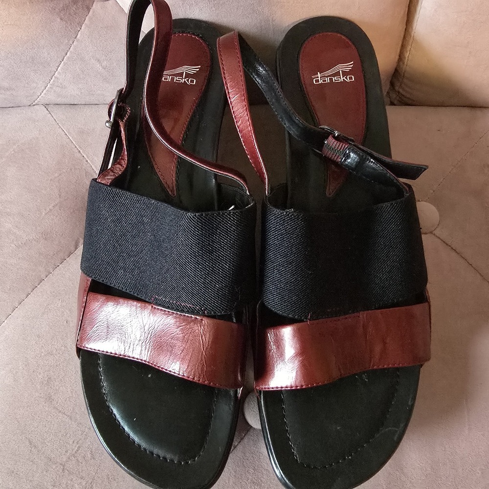 Dansko 40 Wedge Sandal Women 9.5/10Black Maroon Strappy Patent Leather Slingback